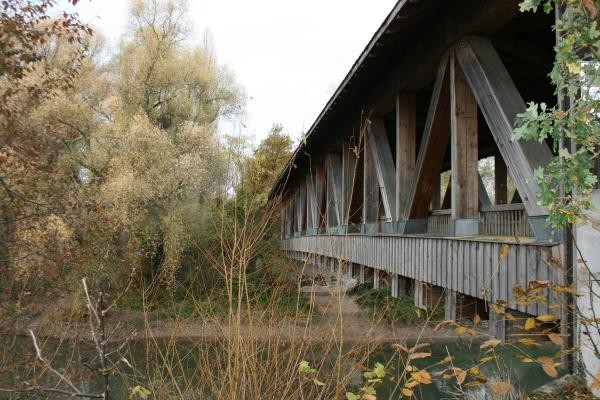 Altrheinbrücke mit gut sichtbarer Holzkonstruktion