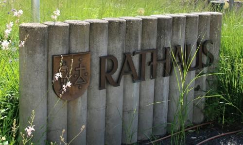 Rathaus-Schriftzug auf Steinpflöcken