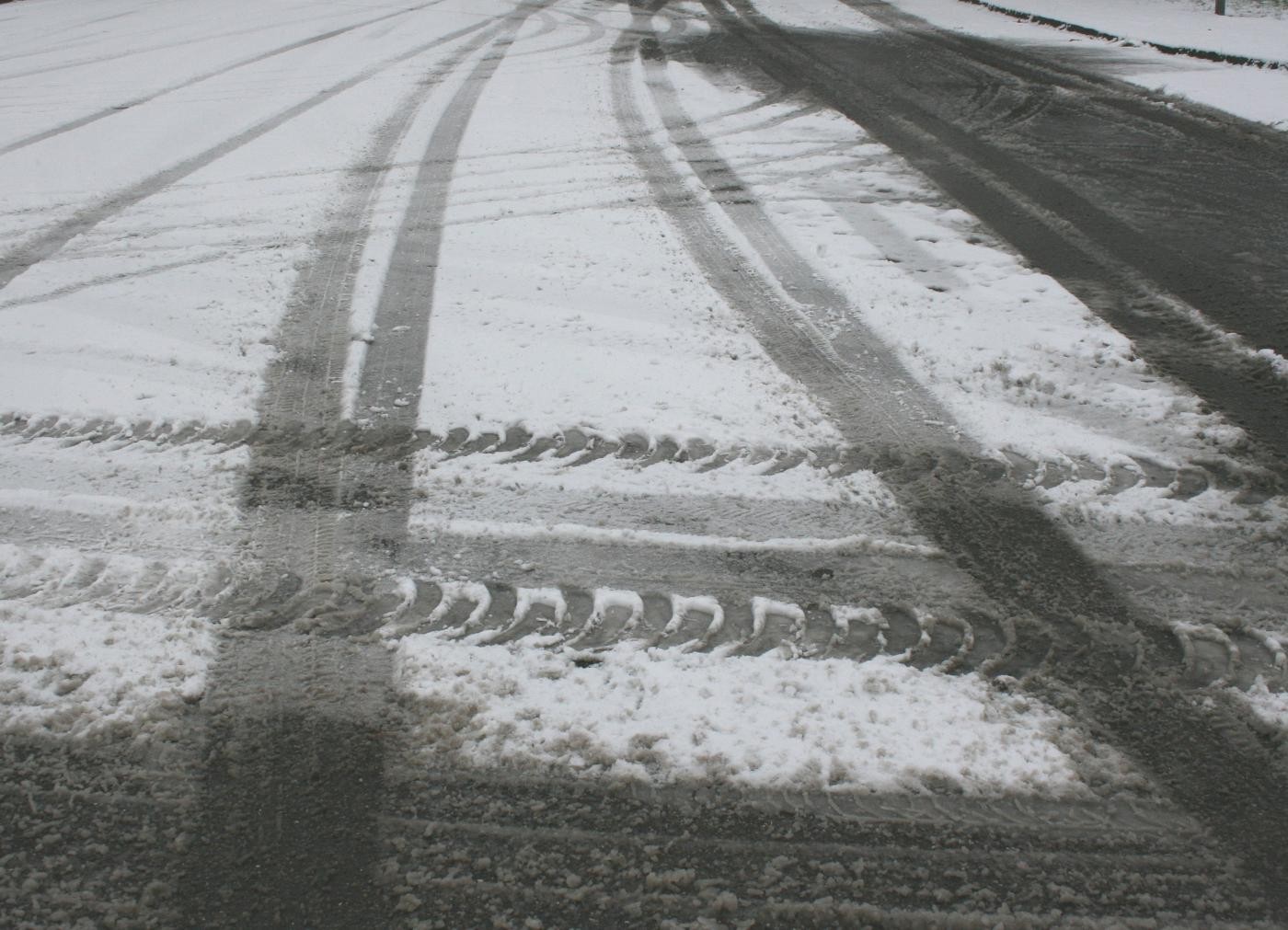 Fahrspuren im Schnee