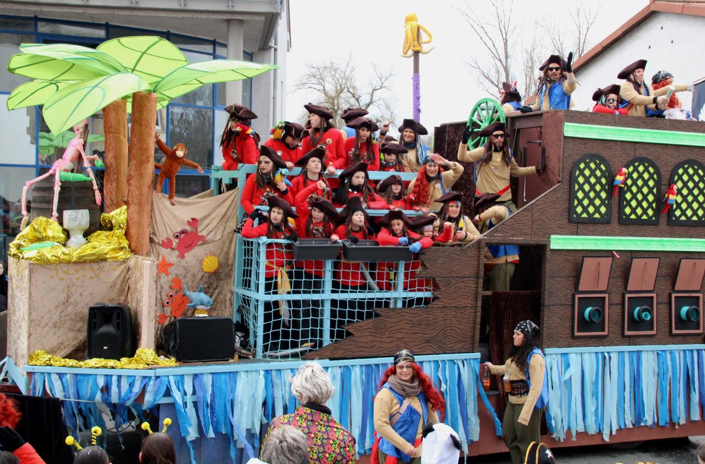 Motivwagen als Schiff mit Piraten an Bord