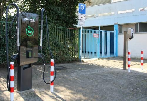 zwei verschiedene Ladesäulen