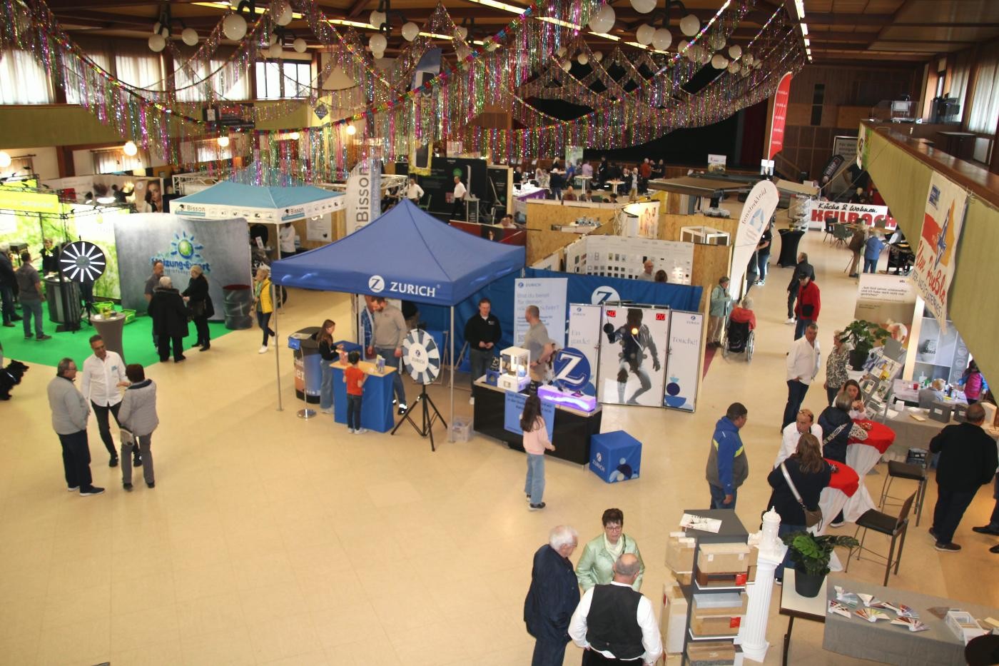 Blick von oben in die Halle mit den Ausstellern
