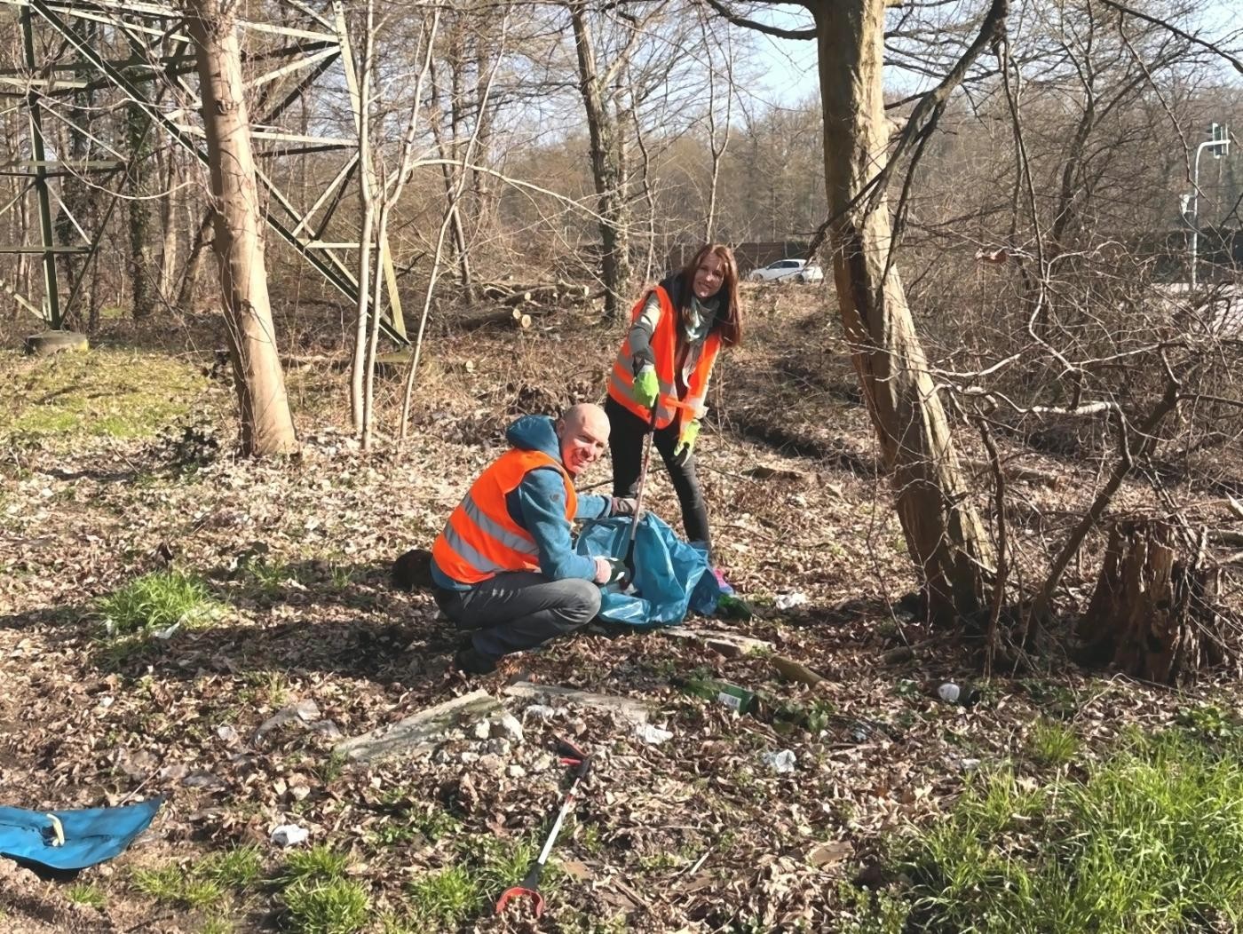 Bürgermeister Wangler und seine Frau beim Mülleinsammeln