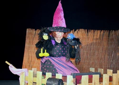 Hexe mit Handpuppen Rabe und Spinne