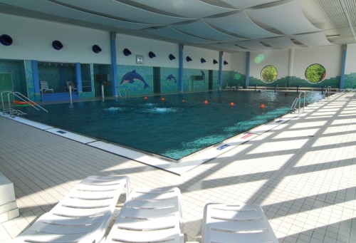 Schwimmbecken, im Vordergrund Liegen