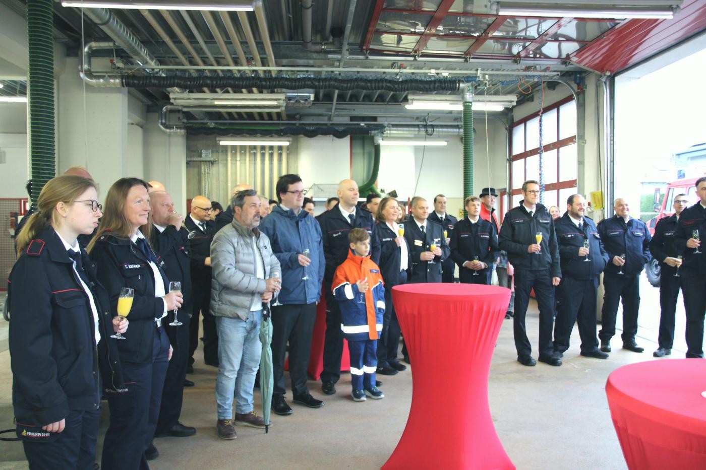 Zuhörende stehen im Halbkreis