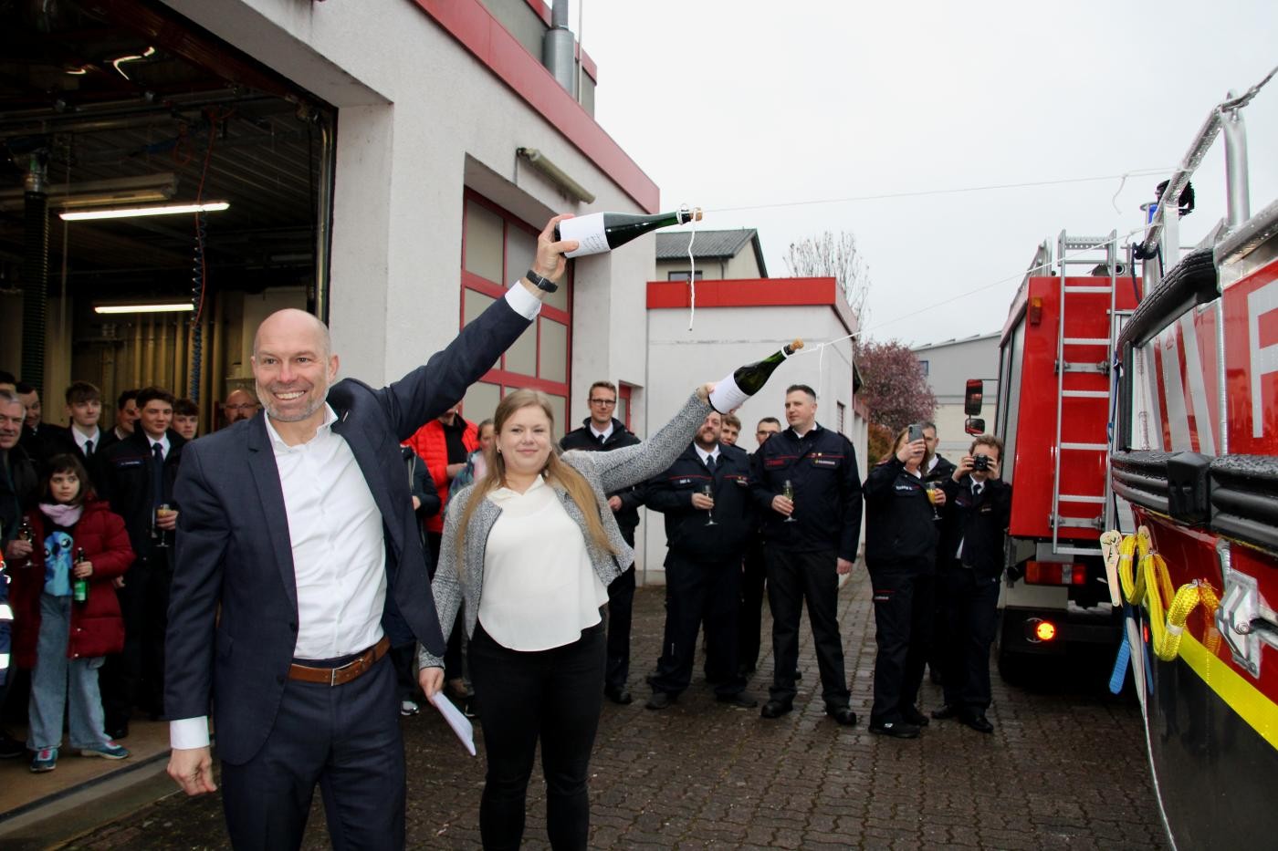 Bürgermeister und Sachgebietsleiterin mit Flaschen in der Hand, um sie gegen das Boot zu werfen
