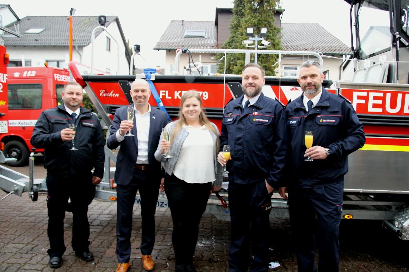 Vorstand Feuerwehr, Bürgermeister und Sachgebietsleiterin stehen vor dem Boot
