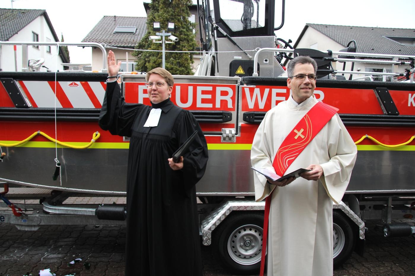Pfarrerin und Diakon bei der Segnung des Bootes