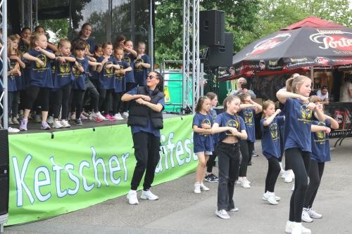 Hip-Hop-Gruppe tanzt vor und auf der Bühne beim letztjährigen Maifest