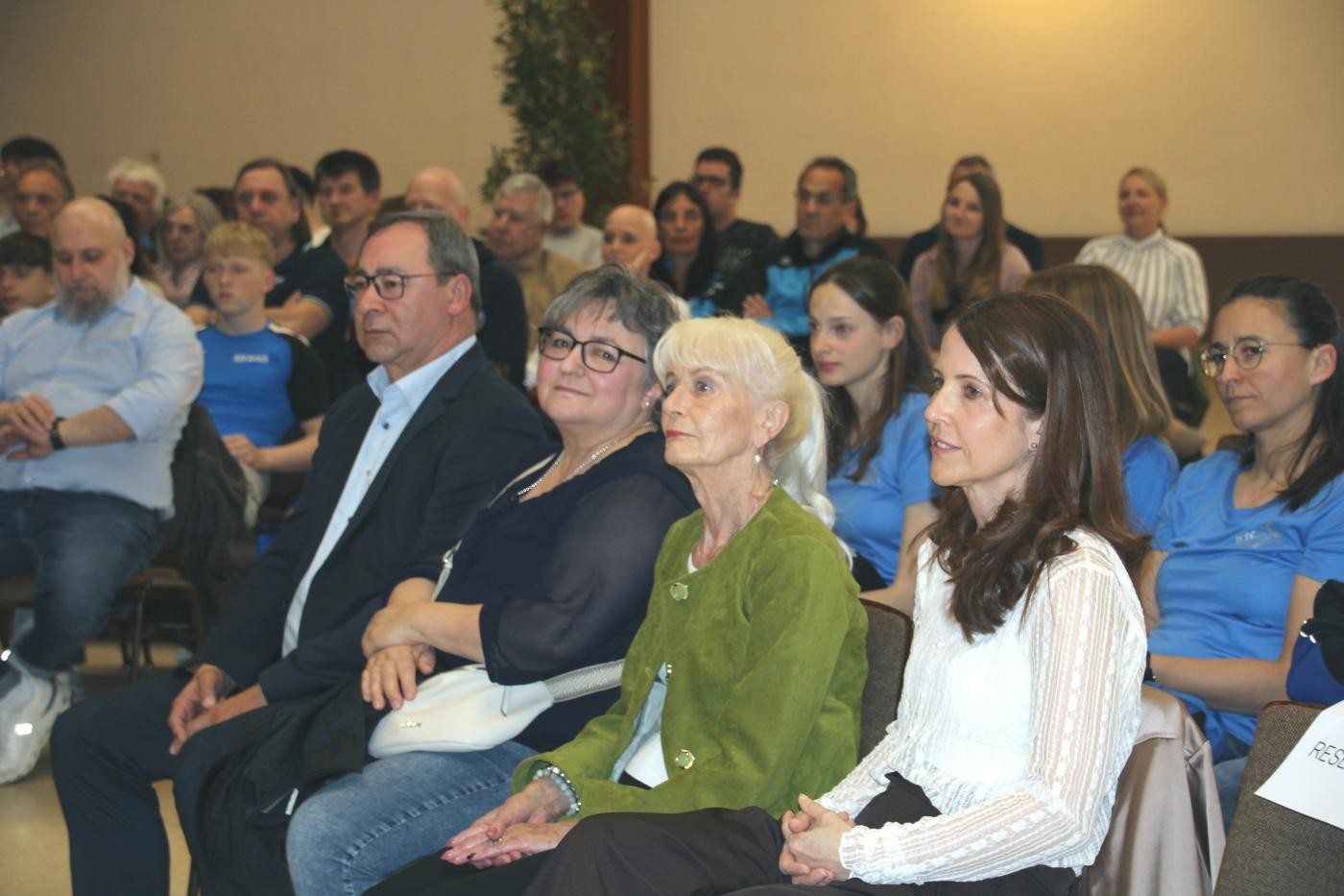 Blick in die Publikumsreihen mit den Ehrenbürgern
