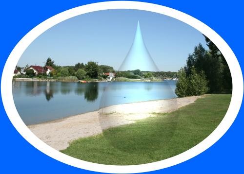 Fotomontage: Badestrand mit Wassertropfen in der Mitte