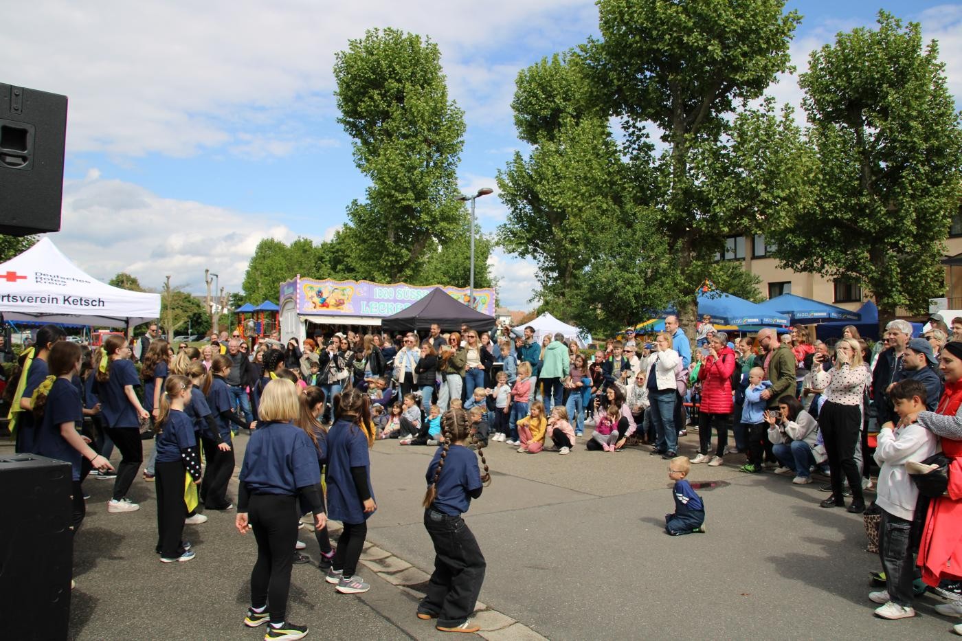 im Vordergrund tanzten die Hip-Hop-Kids, im Hintergrund Publikum