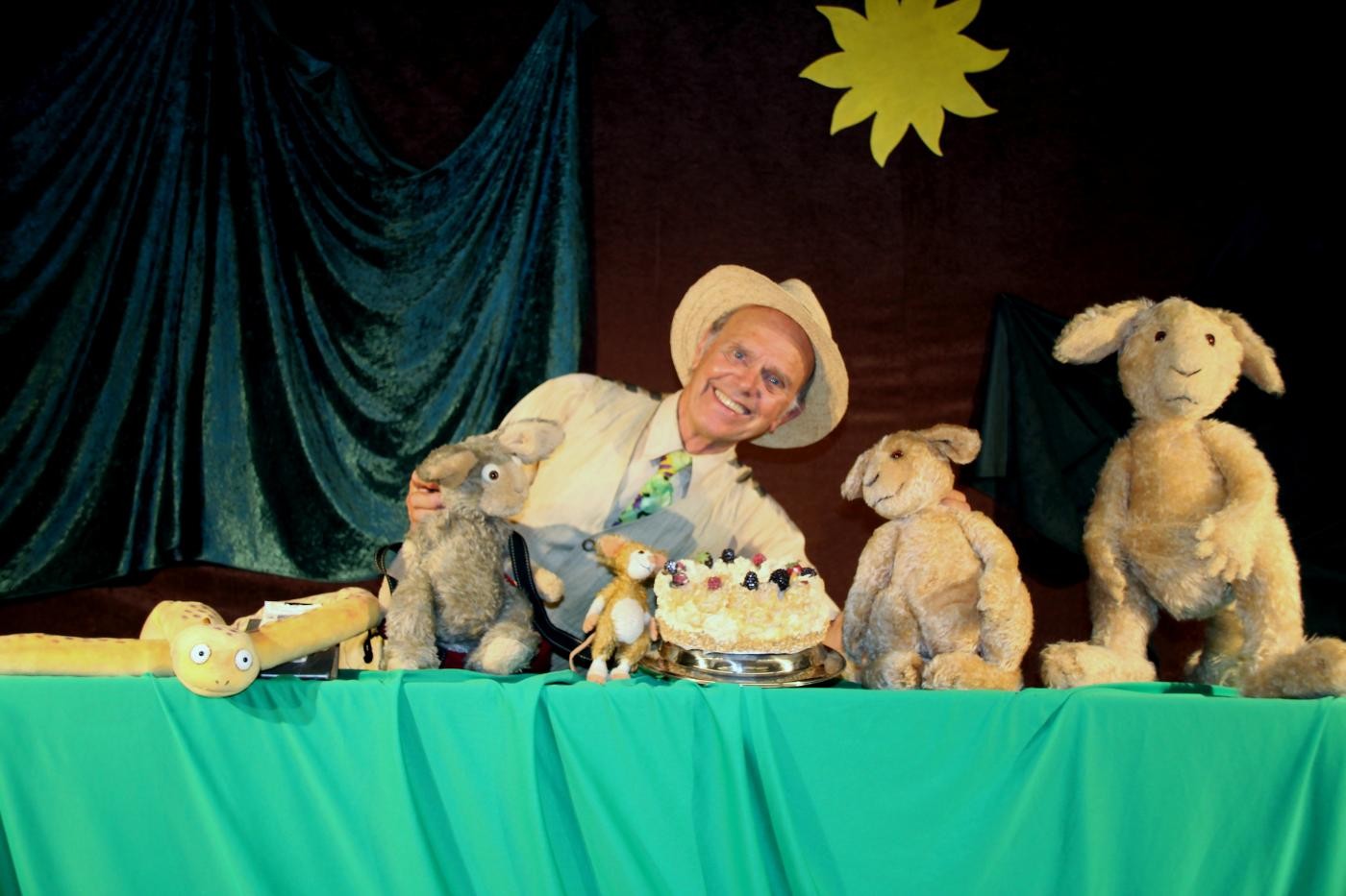 Puppenspieler mit seinen Tierfiguren
