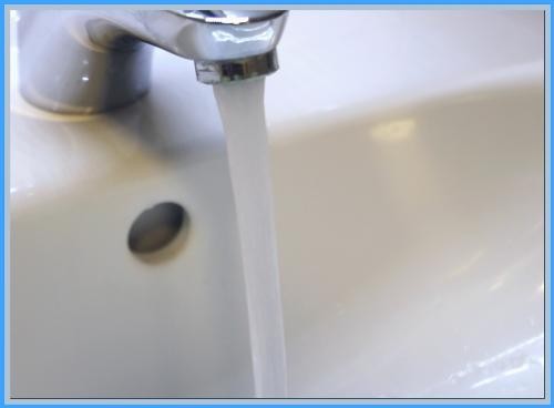Fließender Wasserhahn