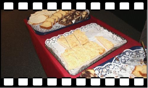 Kuchen auf einem Tisch im Kino