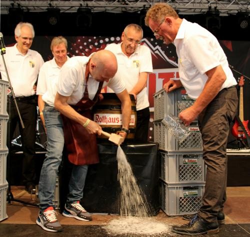 Bier spritzt beim Bieranstich