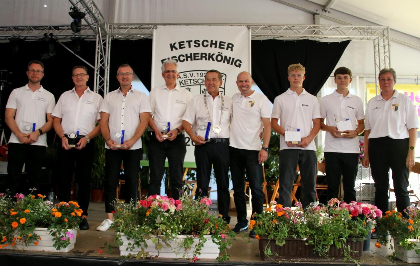 Gruppenbild der Würdenträger auf der Bühne im Festzelt
