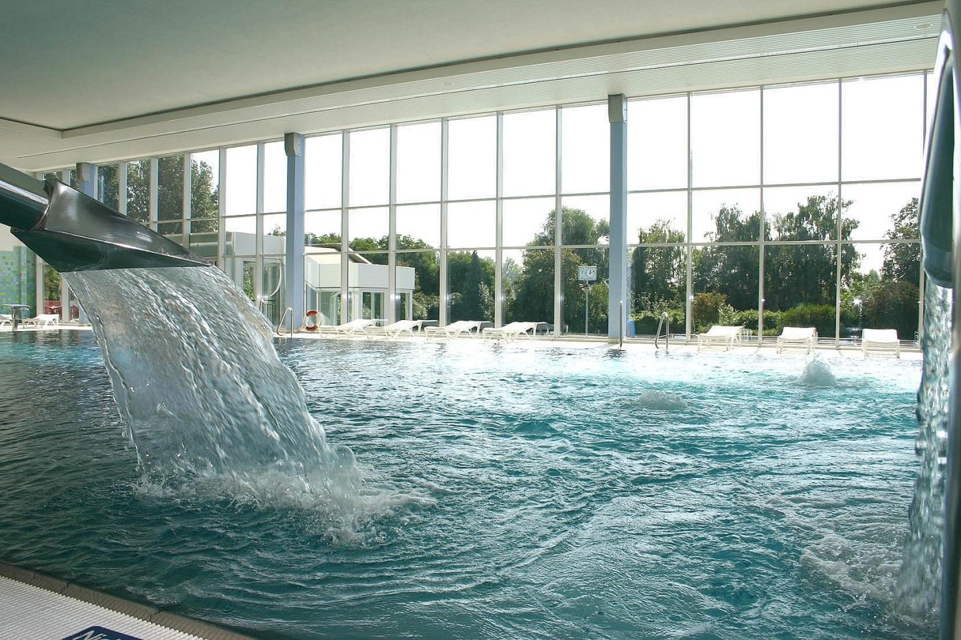 Schwimmbecken mit Massagedusche