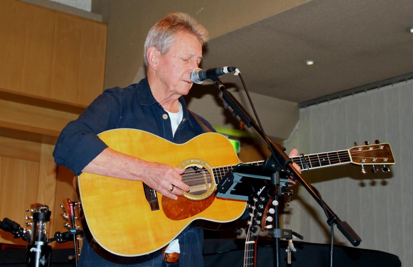 Dave Walmisley mit Gitarre