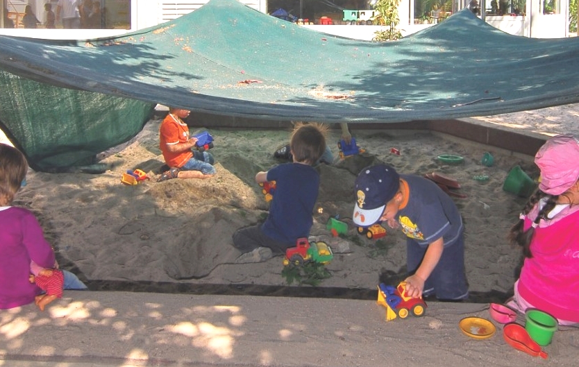 Kinder spielen im Sandkasten