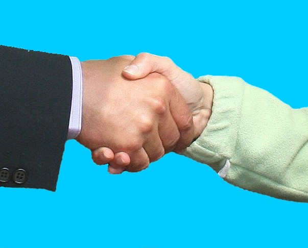 Nahaufnahme eines Händedrucks