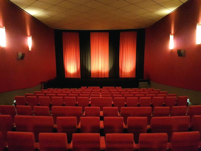 Blick in den Kinosaal mit roten Samtstühlen